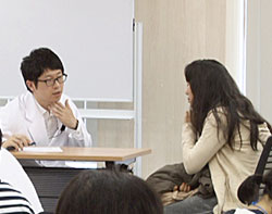 札幌厚生病院初期研修医 推井先生と模擬患者による医療面接シュミレーション